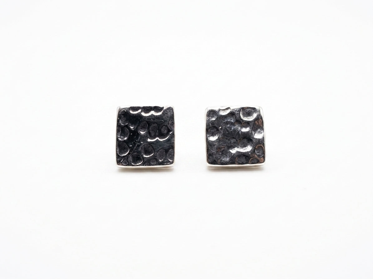 Arete Broquel Cuadrado Martillado
