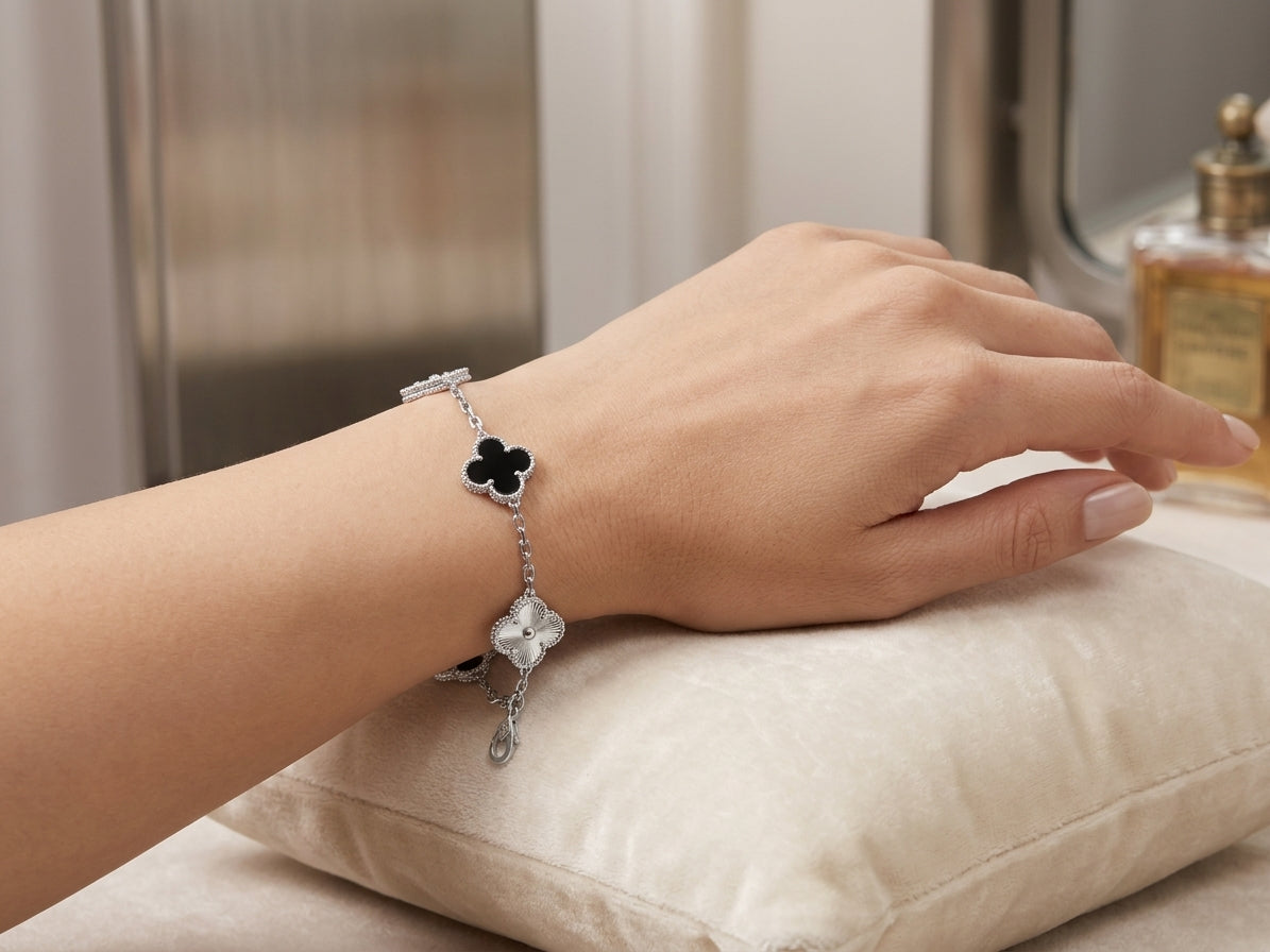 Pulsera Elegante de Tréboles con Ónix