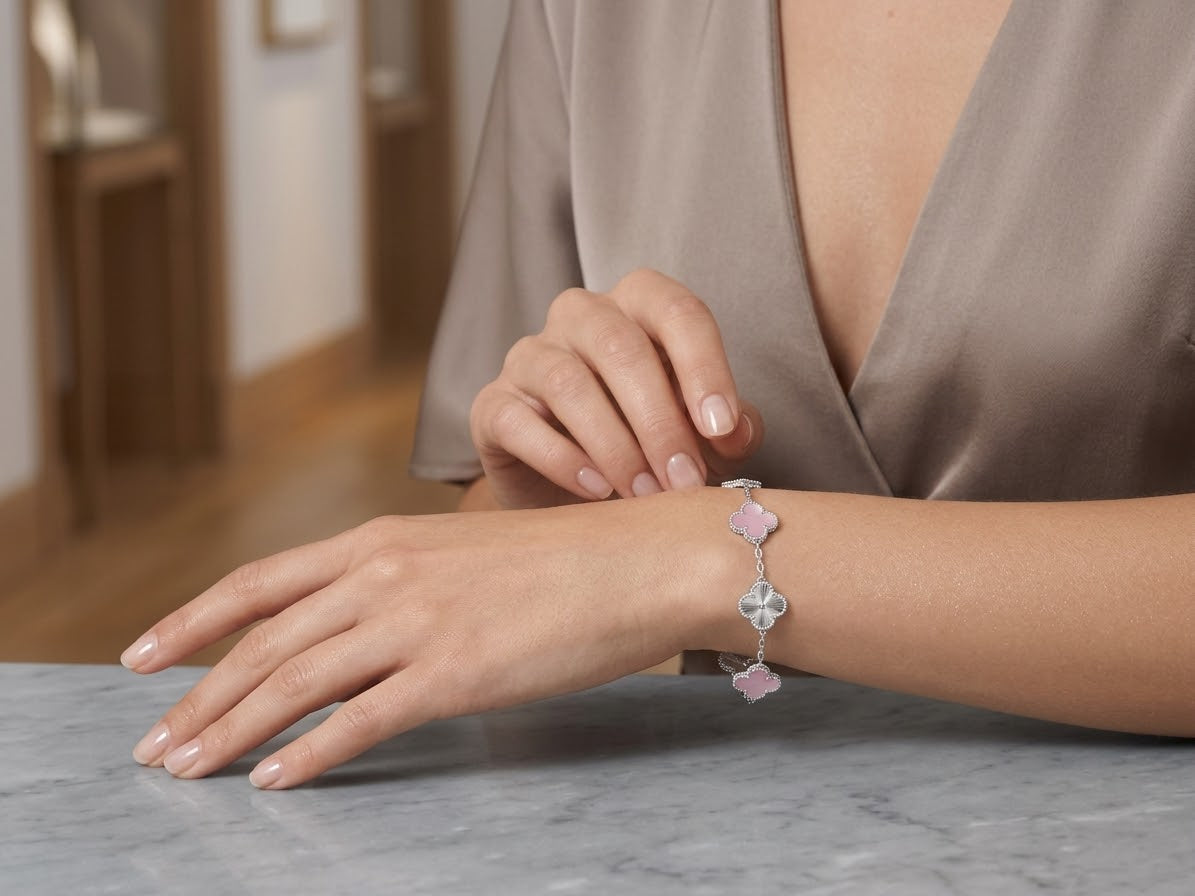 Pulsera de Tréboles Elegance (Nácar y Detalles Texturizados)