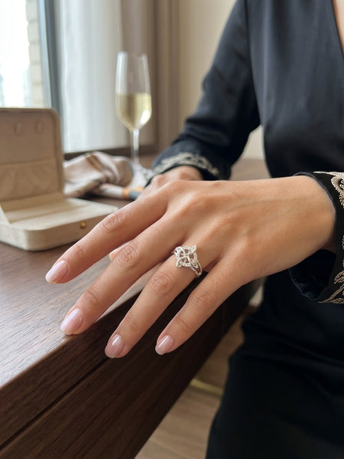 Anillo Nudo de Bruja con Zirconias